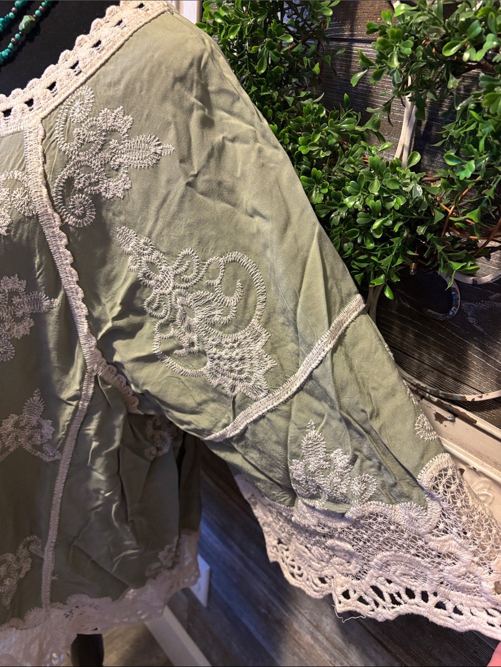 Democracy (2X) Women’s Sage Green and White Lace Embroidered Tunic Top - Picture 5 of 9